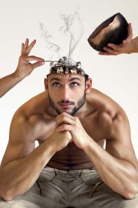 Composición creativa en Photoshop de una máquina dentro de la cabeza de un hombre.